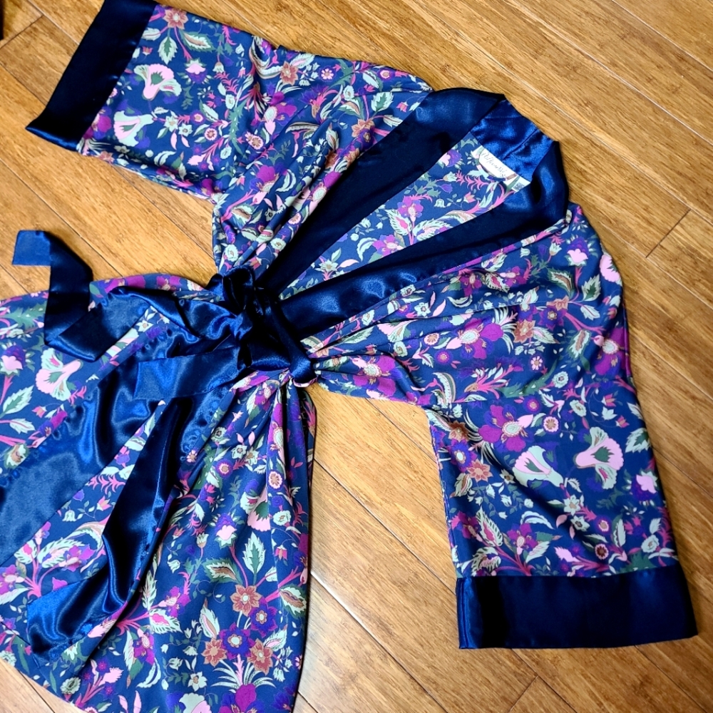 Vintage M Foral Satin Kimono Robe